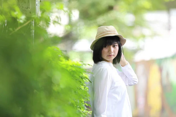 Asiática joven mujer pensando y buscando viaje concepto retrato w — Foto de Stock