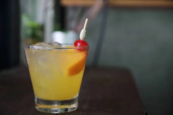 Mai tai cocktail con arancia ciliegia su fondo legno — Foto Stock