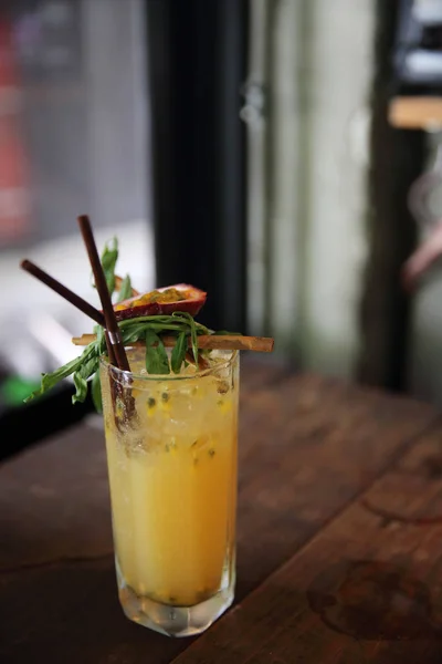 Mai tai cóctel con frutas de cereza naranja sobre fondo de madera — Foto de Stock