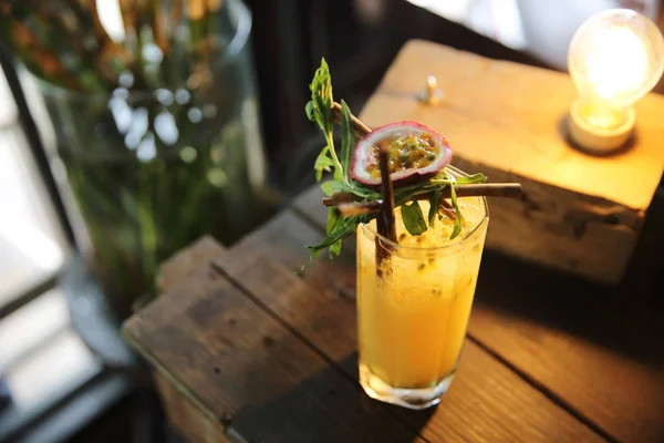 Jugo de maracuyá sobre fondo de madera — Foto de Stock