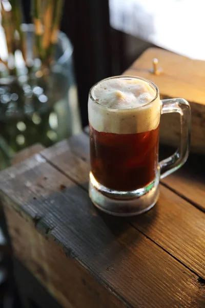 Koffie cocktail met koffieboon en rozemarijn overheen met houten b — Stockfoto