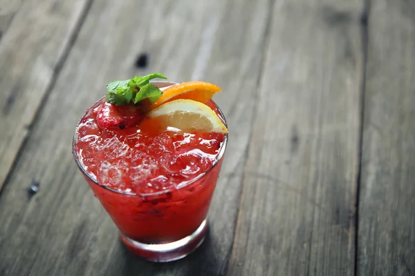 Mai tai cóctel con frutas de cereza naranja sobre fondo de madera — Foto de Stock