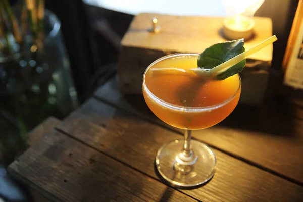 Oranje en Thaise kruiden cocktail op houten achtergrond — Stockfoto
