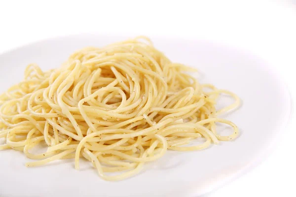 Macarrão de espaguete isolado em fundo branco — Fotografia de Stock