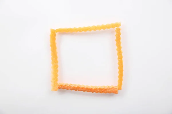 Fatia de paus de cenoura com espaço quadrado para texto isolado em branco — Fotografia de Stock