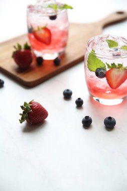 Çilek suyu buz ve beyaz sesi AMD nane kokteyli wo