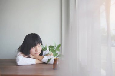 Düşünme ve kahve dükkanı C'de portre seyir Asyalı genç kadın