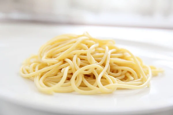 Nouille spaghetti isolée en fond blanc — Photo