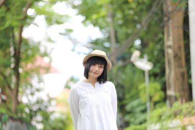 Asyalı genç kadın düşünme ve seyahat kavramı portre w arıyorum