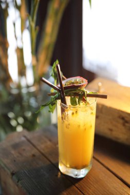 Çarkıfelek suyu ahşap arka plan üzerinde