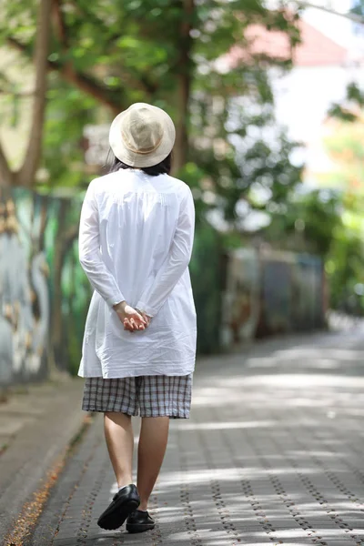 Düşünme ve yeşil ağaç ile portre seyir Asyalı genç kadın 