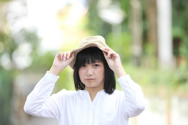 Asiático jovem mulher pensando e olhando viagem conceito retrato w — Fotografia de Stock
