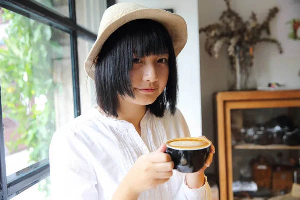 Asiático jovem mulher bebendo café retrato com no café — Fotografia de Stock