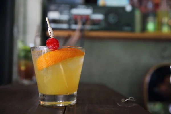 Mai tai cocktail com frutas de cereja laranja no fundo de madeira — Fotografia de Stock