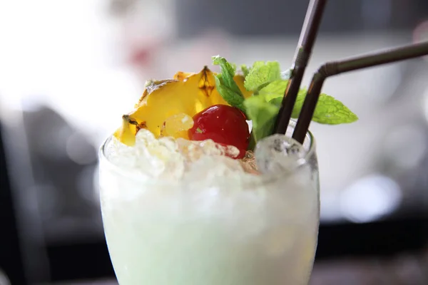 Cocktail di pina colada con ananas e ciliegia — Foto Stock