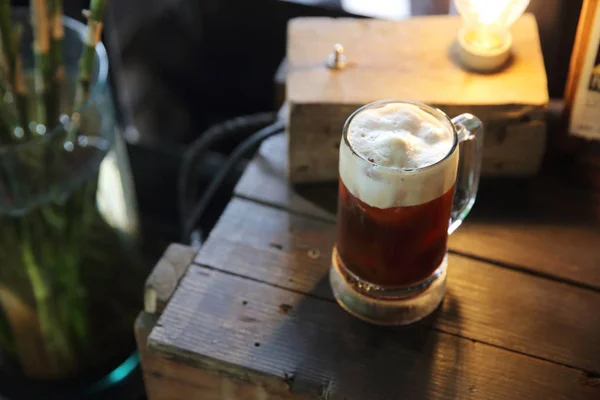 Káva koktejl s coffee bean a rozmarýnem na vrcholu s dřevěnou b — Stock fotografie