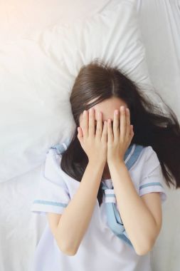 Okul kız gülümseme ve utangaç beyaz Oda