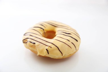 Beyaz arkaplanda izole edilmiş beyaz çikolatalı çörek.