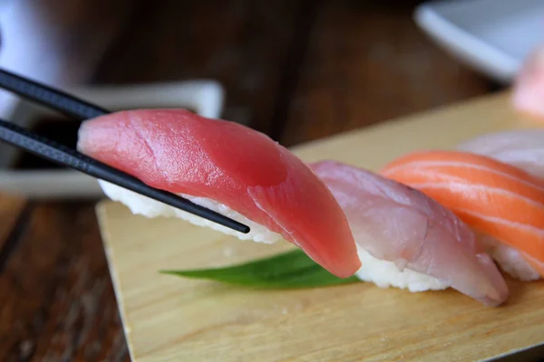 Blanda sushi tonfisk lax havsabborre sushi på trä bakgrund japanska — Stockfoto