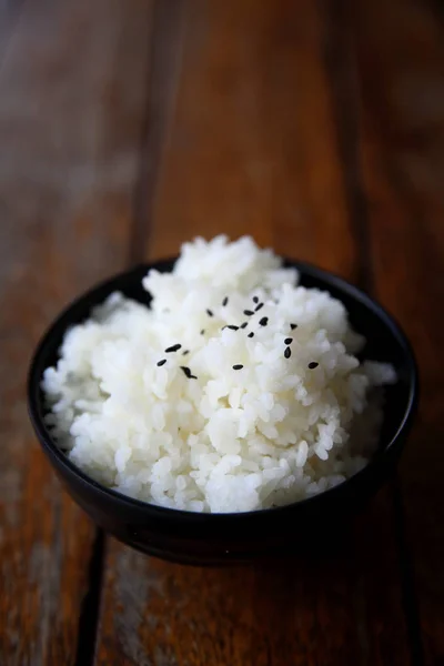 Ryż na tle drewna — Zdjęcie stockowe