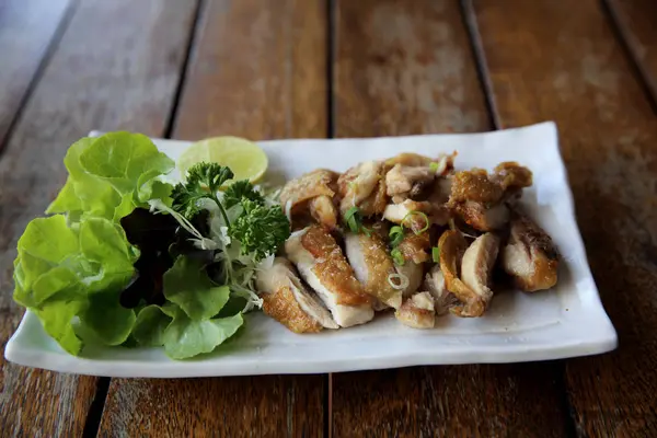 Chicken Teriyaki, mit Salz auf Holz gegrilltes Hühnchen — Stockfoto