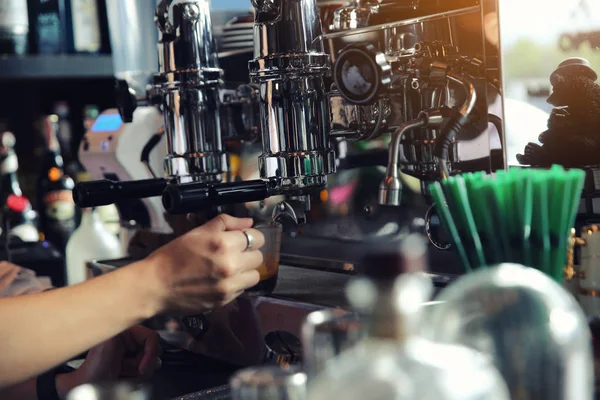 Barista Cafe takže Příprava kávy na bar, servisní koncept — Stock fotografie