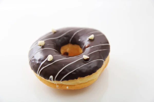 Donut de chocolate isolado em fundo branco — Fotografia de Stock