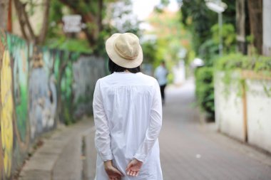 Asyalı genç kadın düşünme ve seyahat kavramı portre w arıyorum