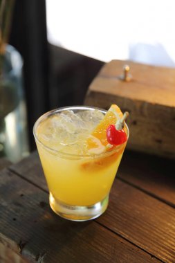 mai tai ahşap zemin üzerine portakal kiraz meyve kokteyli