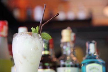 pina colada ile ananas ve kiraz meyve kokteyl 