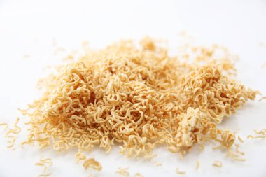 Beyaz arka planda izole anlık çatlamak erişte