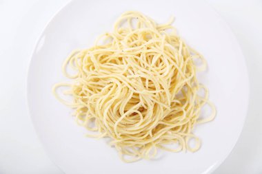 Beyaz arka planda izole makarna erişte