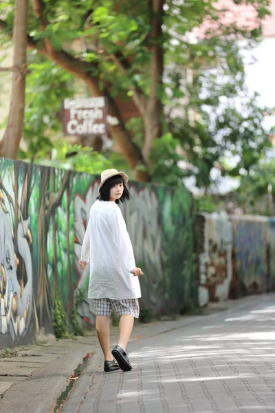 Düşünme ve yeşil ağaç ile portre seyir Asyalı genç kadın 