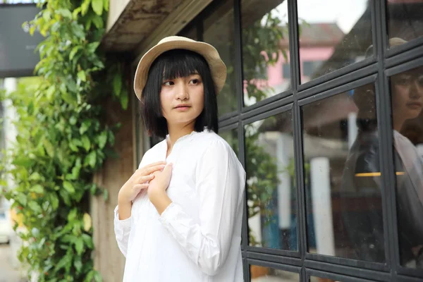 Asiatique jeune femme penser et regarder portrait avec dans café s — Photo