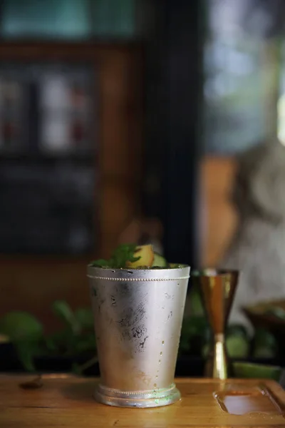 Mojito Cocktailgetränk mit Minze und Zitrone Hintergrund — Stockfoto