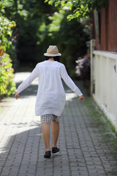 Asyalı genç kadın düşünme ve seyahat kavramı portre w arıyorum