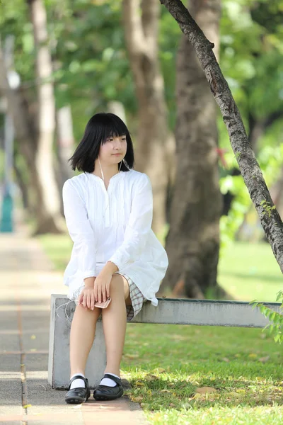 Ázsiai fiatal nő hallgat zenét a g szúró telefon-portré — Stock Fotó