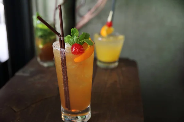 Mai tai cocktail com frutas de cereja laranja no fundo de madeira — Fotografia de Stock