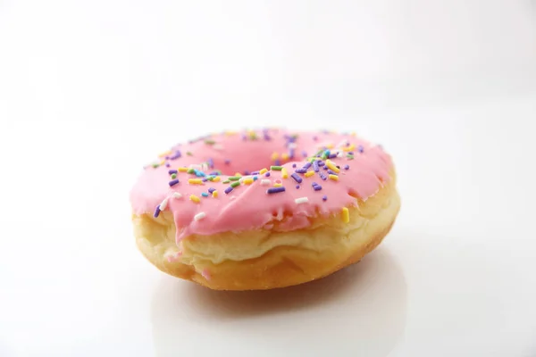 Donut de chocolate de morango isolado em fundo branco — Fotografia de Stock