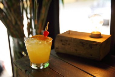 mai tai ahşap zemin üzerine portakal kiraz meyve kokteyli