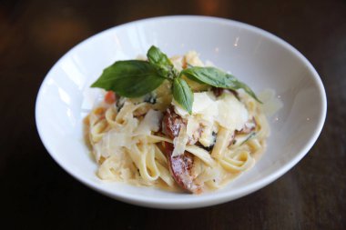 Chorizo sosis spagetti fettuccine ahşap arka plan üzerinde