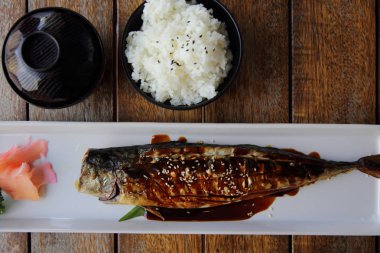 Soslu ızgara uskumru balık, Saba yakitori ahşap backgro üzerinde