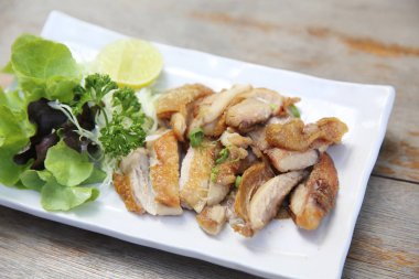 Ahşap zemin üzerine tuz ile teriyaki tavuk, tavuk ızgara 