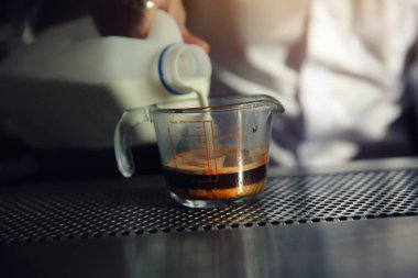 Barista Cafe yapma kahve hazırlama üzerinde bar, hizmet anlayışı