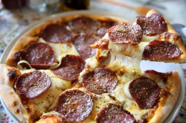 Biberli pizza, sucuklu mozzarella peyniri ve tom pizza