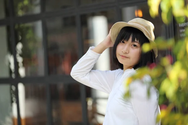 Ázsiai fiatal nő hallgat zenét a szúró telefon portré — Stock Fotó