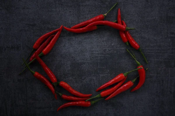 Chili pippuri tumma rock tausta — kuvapankkivalokuva