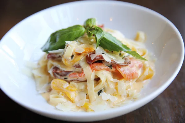 Chorizo salsicha espaguete fettuccine no fundo de madeira — Fotografia de Stock