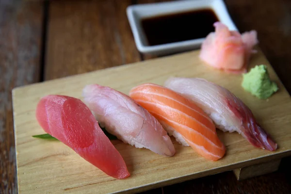 Смешать суши с тунцом лосось морской окунь суши на фоне дерева японский — стоковое фото