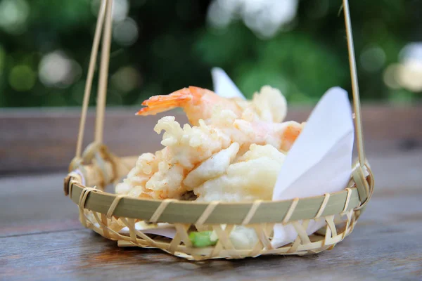 Tempura de camarão no fundo de madeira, comida japonesa — Fotografia de Stock